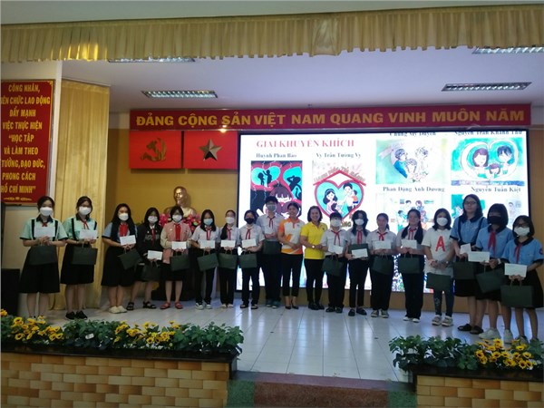 Học sinh nhận giải cuộc thi vẽ tranh cổ động năm 2022